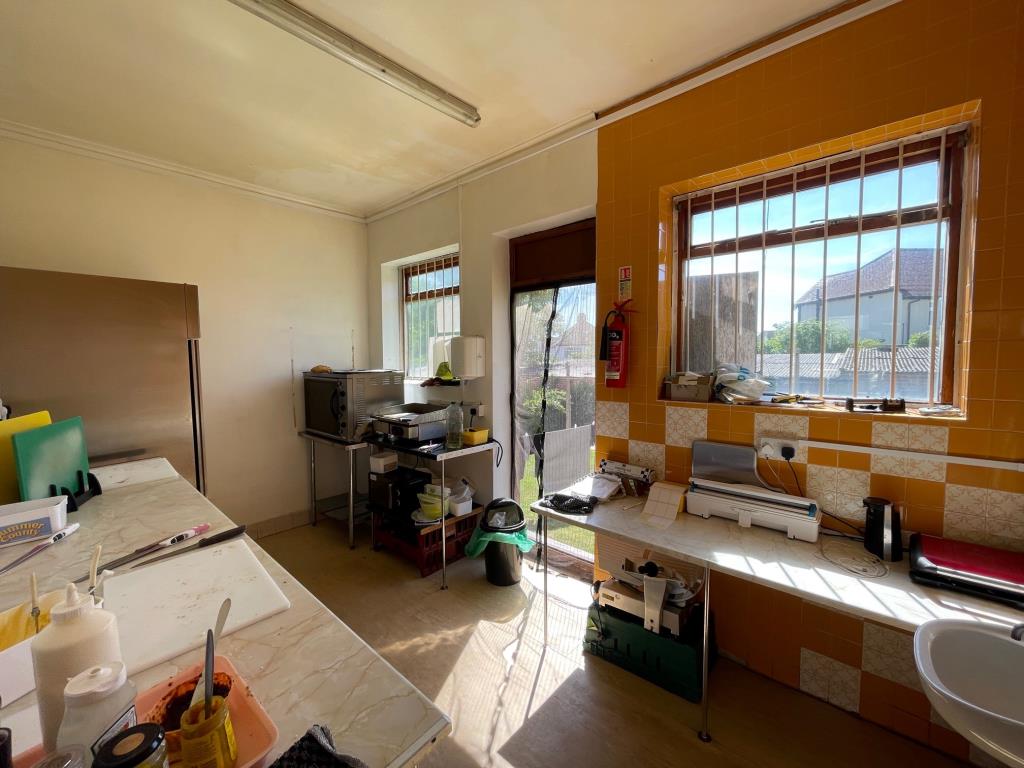 Lot: 51 - VACANT LEASEHOLD SHOP UNIT -